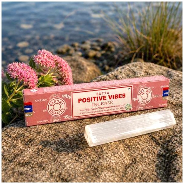 Satya Positive Vibes h�ndrullede r�gelsespinde 15 g p� natursten ved siden af en selenitstav, som symboliserer positiv energi og harmoni.