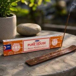 Satya Pure House h�ndrullede r�gelsespinde 15 g ved en r�gelsesholder med t�ndt r�gelsespind p� stenbord.