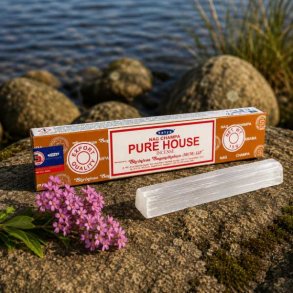 Satya Pure House h�ndrullede r�gelsespinde 15 g p� natursten ved siden af en selenitstav, som symboliserer renhed og harmoni.