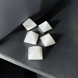 Selenit Pyramider, 2. sortering, 4,5 - 5 cm