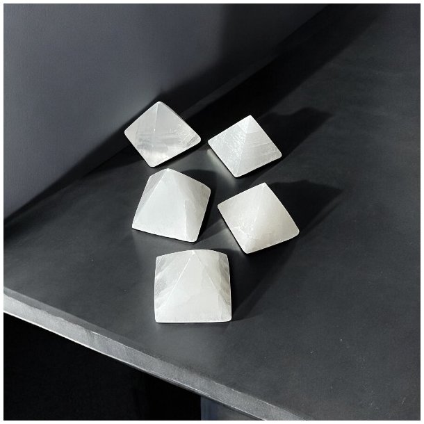 Selenit Pyramider, 2. sortering, 4,5 - 5 cm