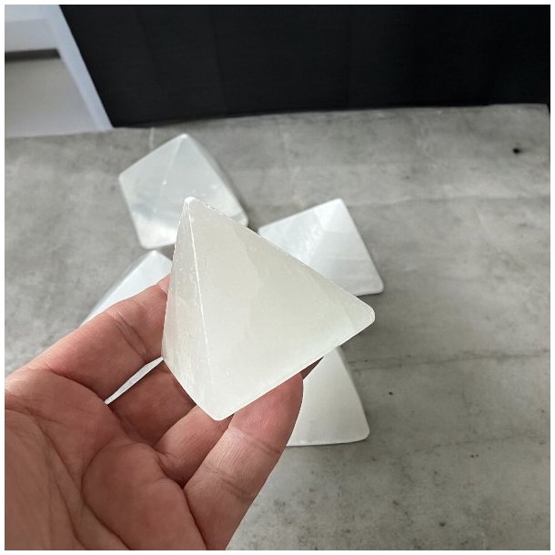 Selenit Pyramider, 2. sortering, 4,5 - 5 cm
