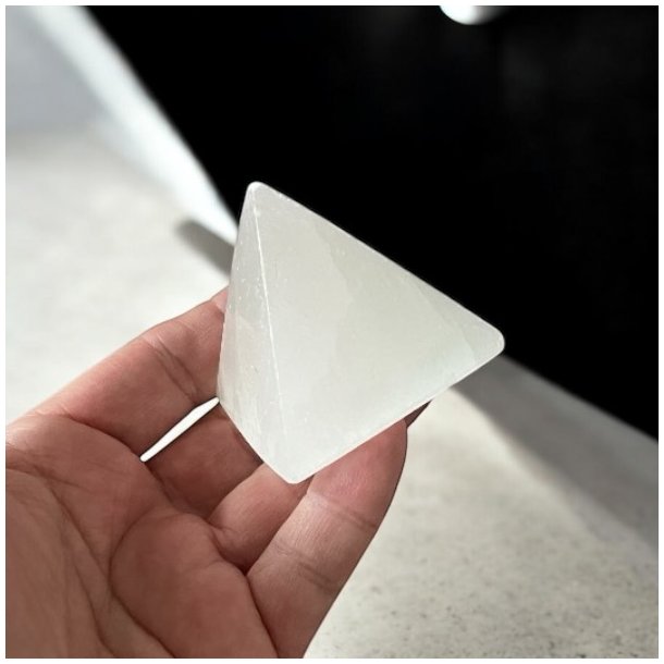 Selenit Pyramider, 2. sortering, 4,5 - 5 cm