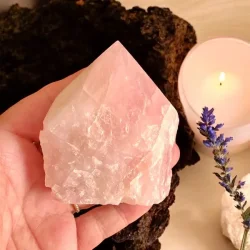 Eksklusiv semipoleret rosenkvarts spids i unika kvalitet  mler 7,5 x 6 cm (A)
