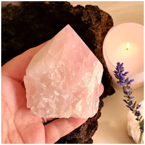 Eksklusiv semipoleret rosenkvarts spids i unika kvalitet  mler 7,5 x 6 cm (A)