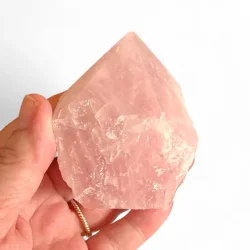 Eksklusiv semipoleret rosenkvarts spids i unika kvalitet � m�ler 7,5 x 6 cm (B)
