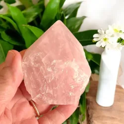 Eksklusiv semipoleret rosenkvarts spids i unika kvalitet � m�ler 7,5 x 6 cm (B)