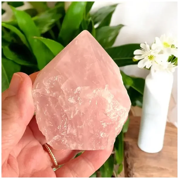 Eksklusiv semipoleret rosenkvarts spids i unika kvalitet  mler 7,5 x 6 cm (B)