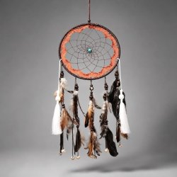 H�ndlavet shaman dr�mmefanger med fjer, perler, kvaster og turkis sten fotograferet i professionelt studie.