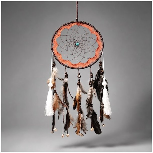 H�ndlavet shaman dr�mmefanger med fjer, perler, kvaster og turkis sten fotograferet i professionelt studie.