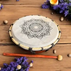 Smuk hndlavet shamantromme 20 cm med trommestik, gedeskind og mandala