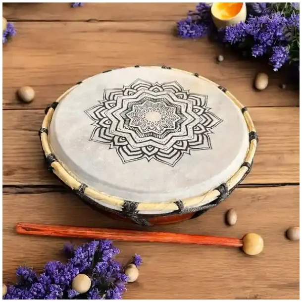 Smuk hndlavet shamantromme 20 cm med trommestik, gedeskind og mandala