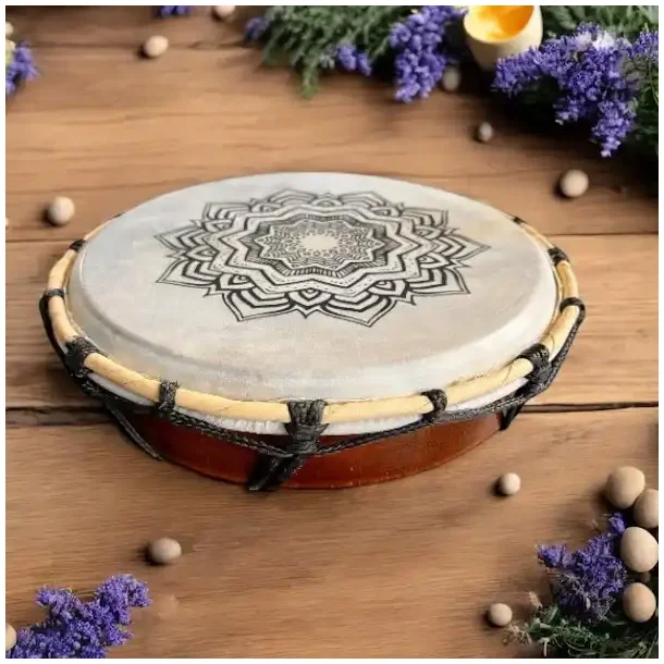 Smuk hndlavet shamantromme 20 cm med trommestik, gedeskind og mandala