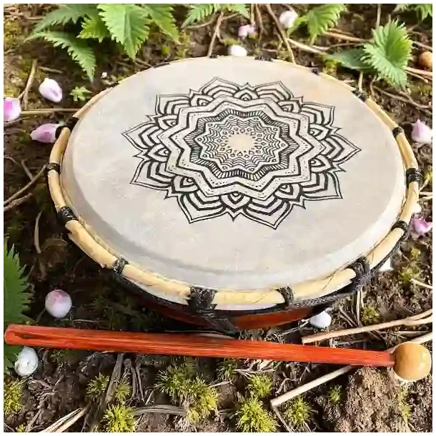Smuk hndlavet shamantromme 20 cm med trommestik, gedeskind og mandala
