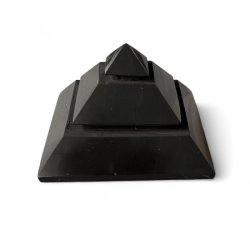 Shungit Sakkara Pyramide 5,5 x 5,5 cm � Energi og Beskyttelse i Smukt Design