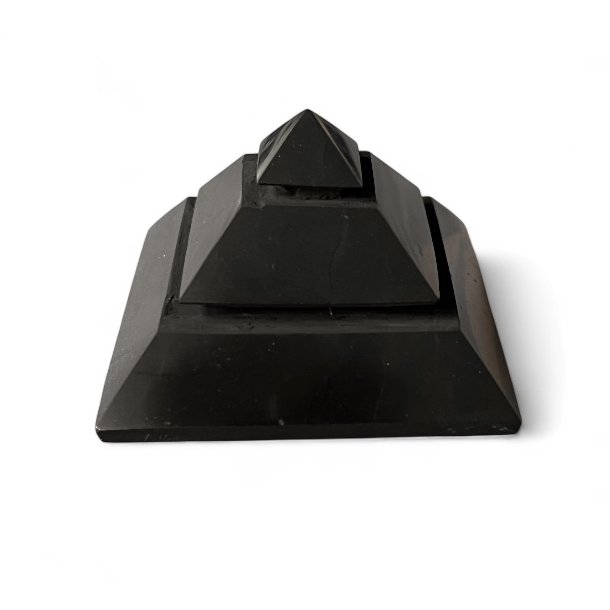 Shungit Sakkara Pyramide 5,5 x 5,5 cm � Energi og Beskyttelse i Smukt Design