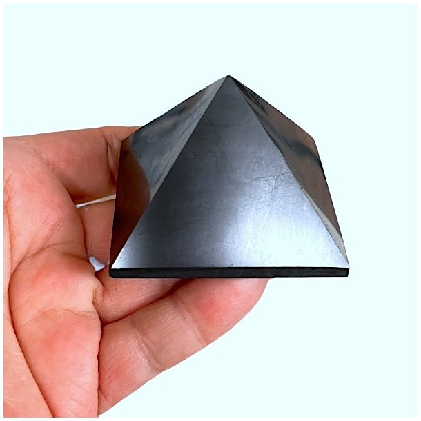 Poleret Shungit Pyramide  5 cm | Beskyttelse &amp; Energi