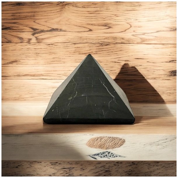 Matte Shungit Pyramider � 5 cm
