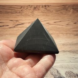Matte Shungit Pyramider  5 cm