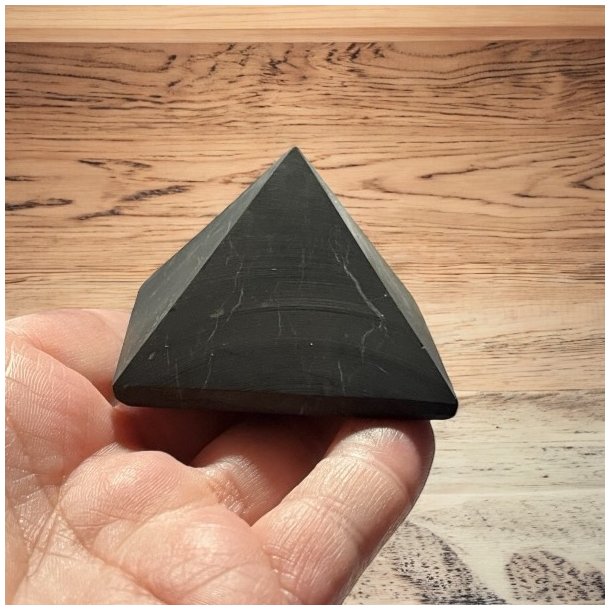 Matte Shungit Pyramider � 5 cm