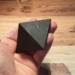Matte Shungit Pyramider  5 cm