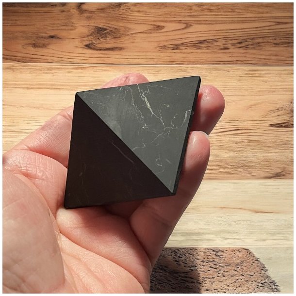 Matte Shungit Pyramider � 5 cm