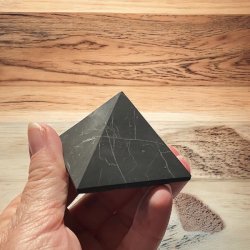 Matte Shungit Pyramider  5 cm