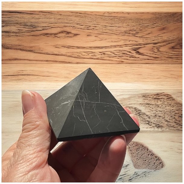 Matte Shungit Pyramider � 5 cm