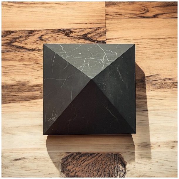 Matte Shungit Pyramider  5 cm