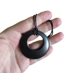 Shungit vedh�ng dobbeltcirkel m. sn�re, M�l �5 cm