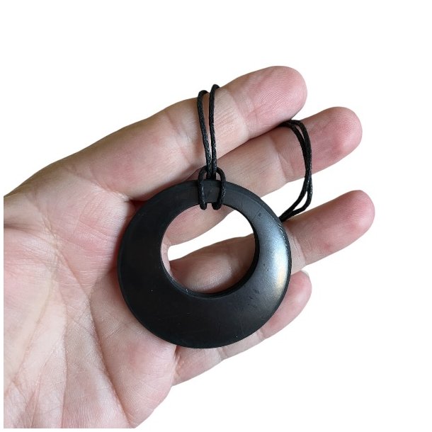 Shungit vedh�ng dobbeltcirkel m. sn�re, M�l �5 cm