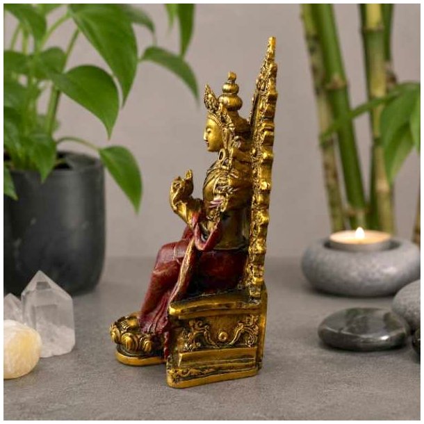 Maitreya Buddha figur i guld og bordeaux set fra siden med udsmykket trone.