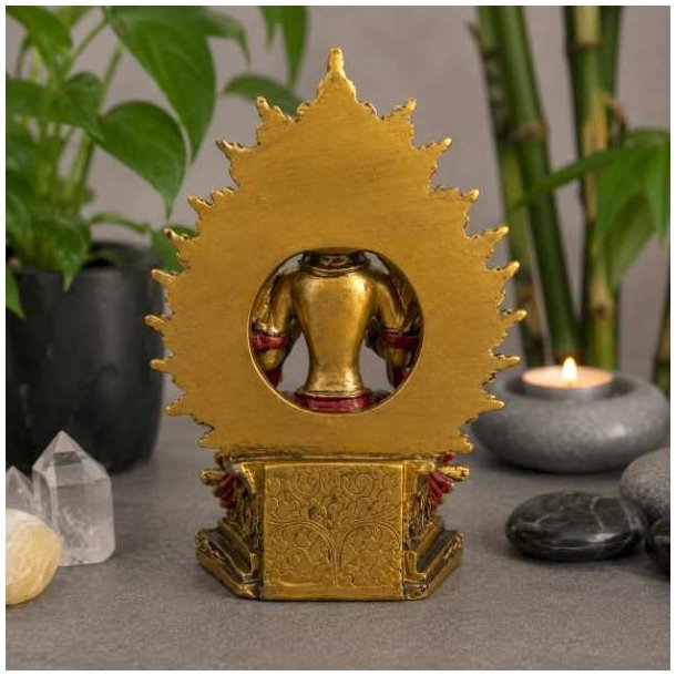 Bagside af Maitreya Buddha figur i massiv polyresin med detaljeret str�lekrans.