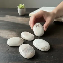 Skolezit h�ndsten / palmstones � ro, klarhed og blid spirituel energi