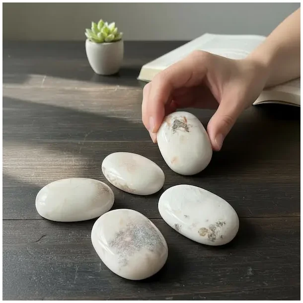 Skolezit h�ndsten / palmstones � ro, klarhed og blid spirituel energi