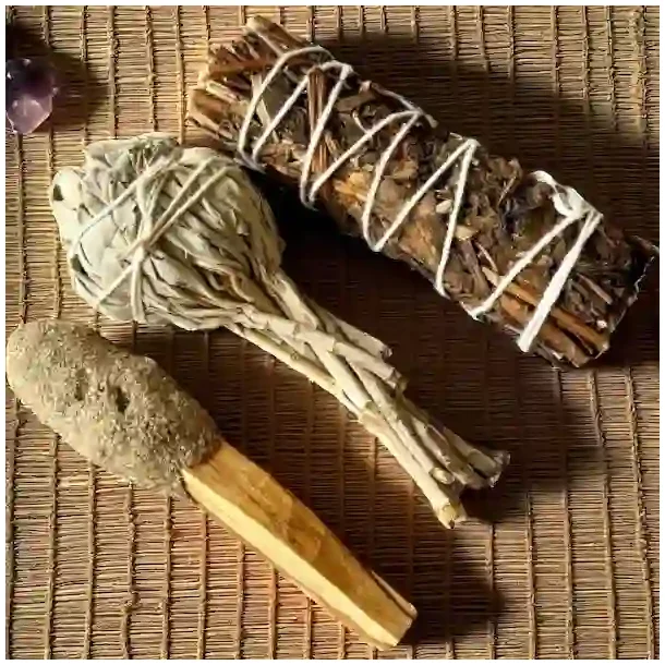 Elementernes Renselse  Spirituel Energisampak med smudgestick, salvie og yerba buena