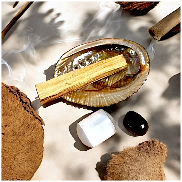 Smudging Kit med Abeloneskal, Palo Santo og 2 krystaller  � Energihealing og Renselse