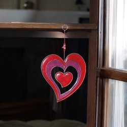 Hndlavet solfanger 11 x 18 cm  dobbelthjerte i rd og violet med lys og varme