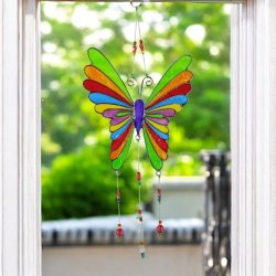 Hndlavet sommerfugle solfanger L: 32 cm i resin med regnbuefarver og perler (A)