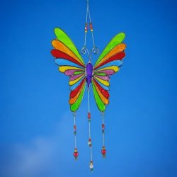 Hndlavet sommerfugle solfanger L: 32 cm i resin med regnbuefarver og perler (A)