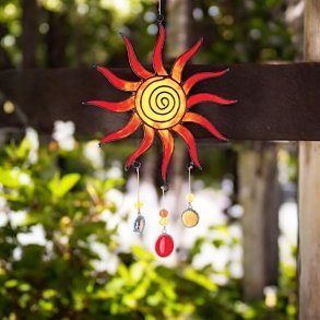 Hndlavet solfanger med solmotiv 13 x 23 cm i varme farver og perler (A)