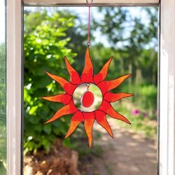 Hndlavet solfanger 29 cm  rdorange sol med gldende rd kerne i midten 21x21 cm (B)