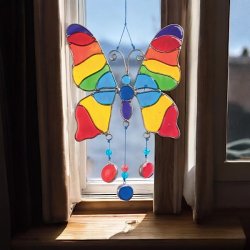 H�ndlavet sommerfugle solfanger L: 23 cm med perler og regnbuefarver (B)