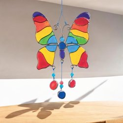 H�ndlavet sommerfugle solfanger L: 23 cm med perler og regnbuefarver (B)