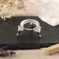 Elegant s�lvfarvet kuglestander til krystalkugler med dekorative detaljer og stabilt design.