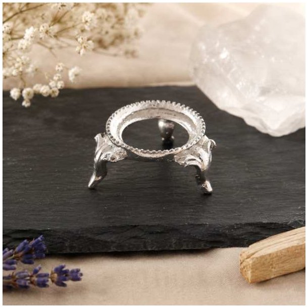 Elegant s�lvfarvet kuglestander til krystalkugler med dekorative detaljer og stabilt design.
