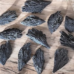 R sort kyanit 6,5-8,5 cm i smuk kvalitet  en strk krystal til beskyttelse og energiforgelse.