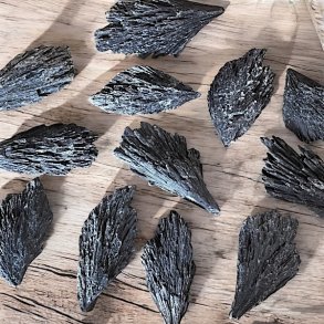 R sort kyanit 6,5-8,5 cm i smuk kvalitet  en strk krystal til beskyttelse og energiforgelse.