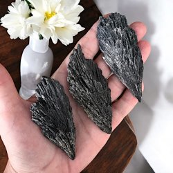 R sort kyanit 6,5-8,5 cm i smuk kvalitet  en strk krystal til beskyttelse og energiforgelse.