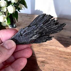 R sort kyanit 6,5-8,5 cm i smuk kvalitet  en strk krystal til beskyttelse og energiforgelse.